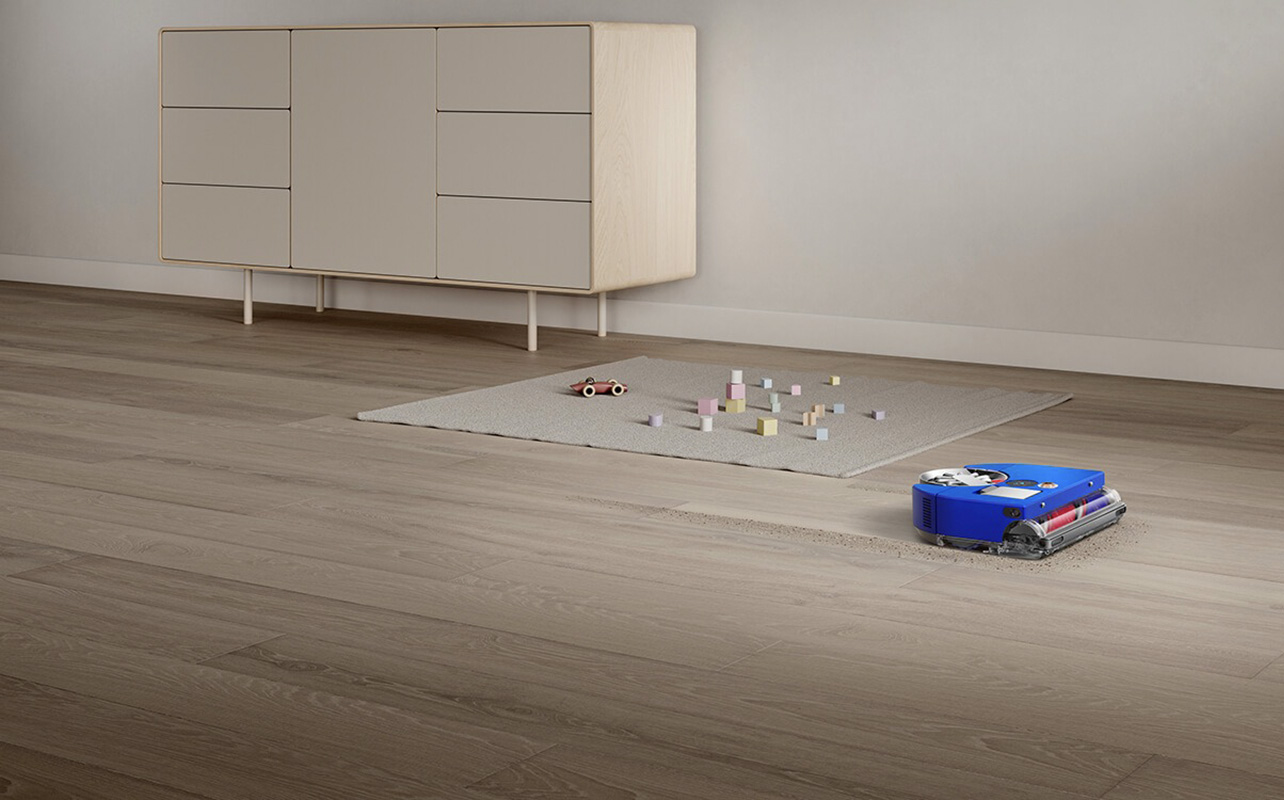 L'aspirateur robot Vis Nav de Dyson se déplace sur le sol.