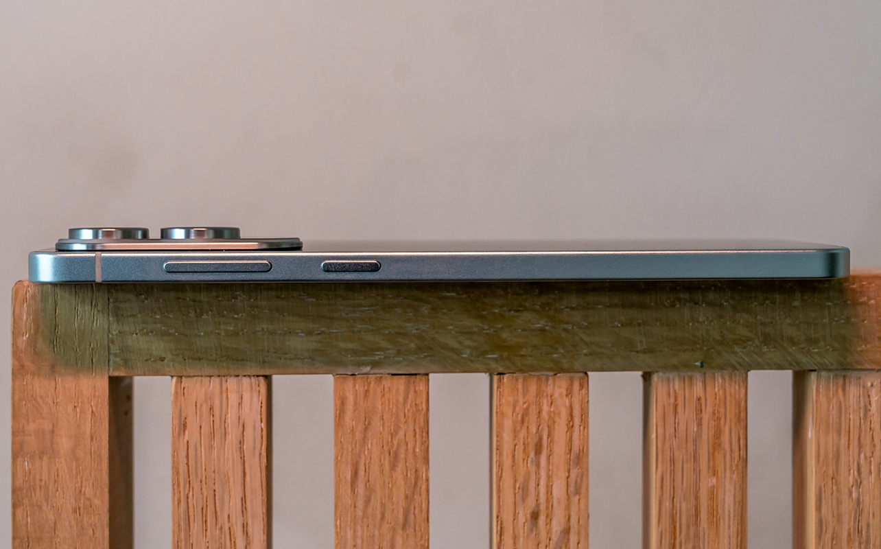 Le Galaxy S25 Edge de Samsung à plat.