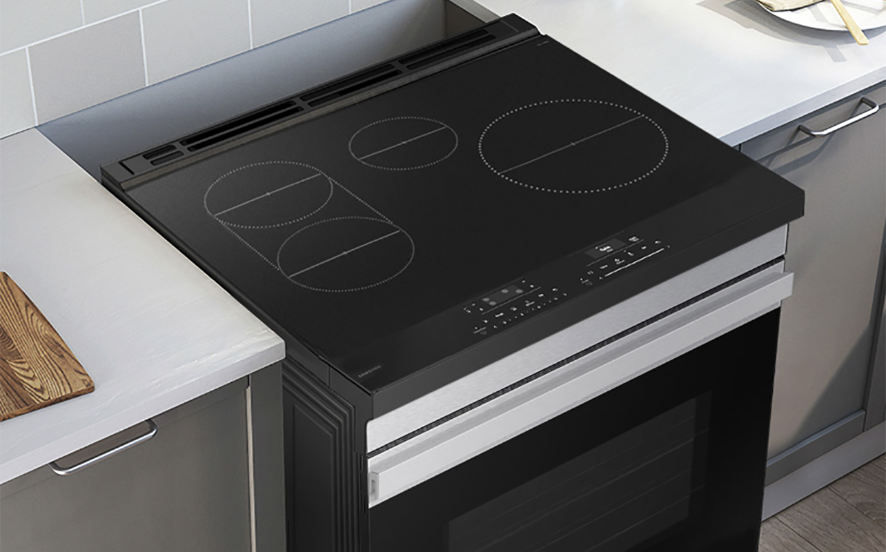 Vue aérienne d'une cuisinière Bespoke de Samsung légèrement en retrait du mur d'une cuisine.